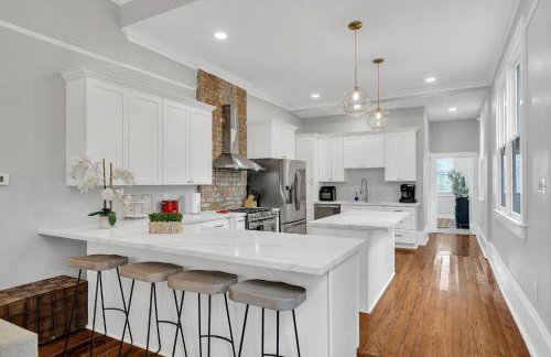 Bright Uptown home w gated parking - Foto 4