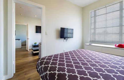 Coastal 2BR Escape | Walk to Beach & 2 Queen Beds - Foto 30