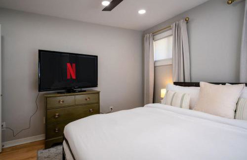 3Bed 2Bath Luxury Lake House on Myers Bay Private Pier Beach Firepit and Deck - Foto 33