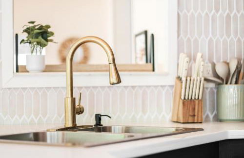 Mountain View Bungalow Near Breweries, Trails, Pool and Waterfalls - Foto 6