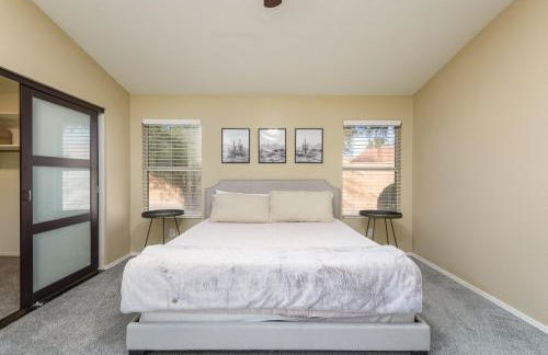 Luxe Desert-Chic 3BR with Heated Pool, Spa, and Grill - Foto 24