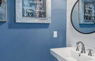 Modern House by Downtown with Garage and Fenced-in Yard - Foto 28