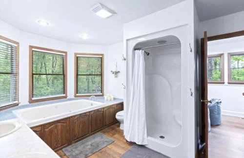 Wooded Retreat with game area and hot tub - Foto 5