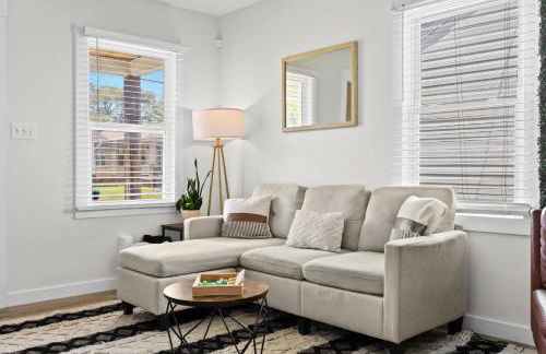 3BR 2BA Derby Home Walk to Churchill Free Parking - Foto 6