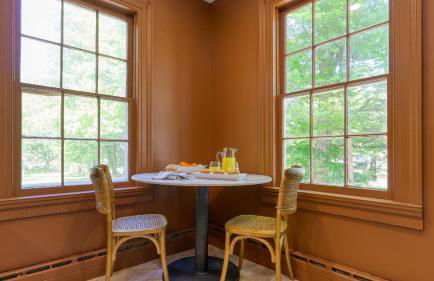 Relax in Style at Historic Modern on Main with Modern Amenities Wooded Views - Foto 26