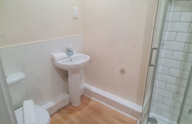 Remarkable 1-bed Apartment in Romford - Photo 22