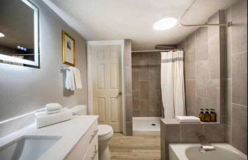 Modern Cozy Bright 2BR Lower Unit w private entry - Foto 15