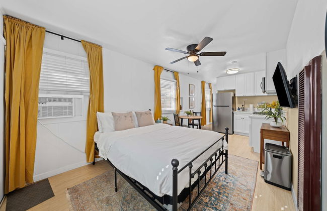 Live Like a Local - Studio With Huge Backyard - Photo 23