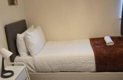 Cosy House- Sleeps 7 Centrally Located Free Parking, Fast WIFI Smart Tv with Sky and Netflix Business Travellers Relocators Leisure Welcome - Foto 33