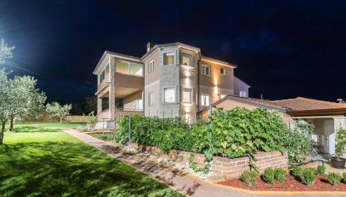 Superb villa Maxima with private pool, sauna, jacuzzi, playground for up to 18 persons, extra pool heating available - Foto 3