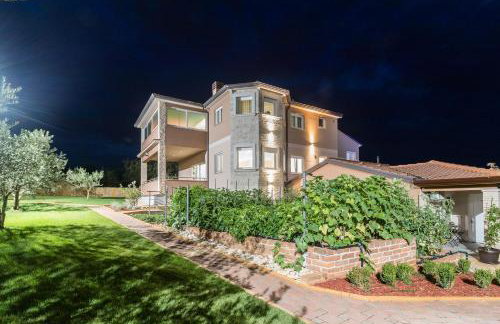 Superb villa Maxima with private pool, sauna, jacuzzi, playground for up to 18 persons, extra pool heating available - Foto 3