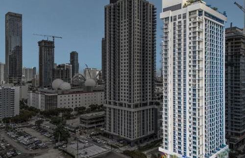 Chic Downtown Miami 2BR City Views Rooftop Pool - Foto 34