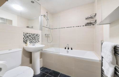 Experience Surrey 2Bed Home in Walton with Parking - Pass the Keys - Foto 13