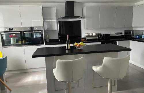 Modern 2 bedroom flat with Sky TV & free parking - Foto 2