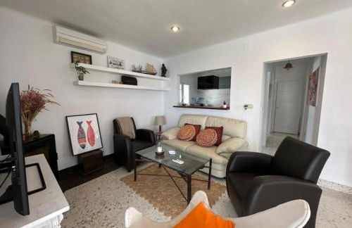 Preciosa casa con piscina desbordante y vistas al mar - Foto 11