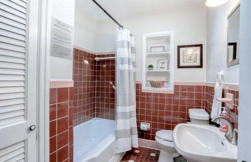 Beachside snowbird escape with fenced yard & washer/dryer - walk to beach access - Foto 23