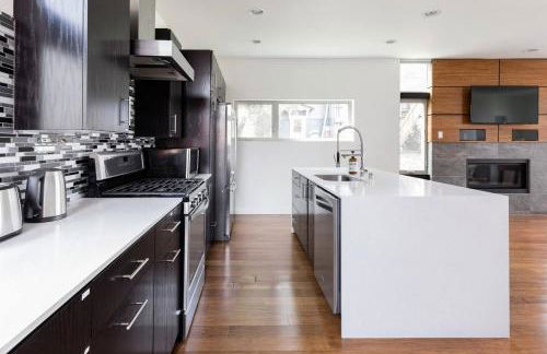 Urban Architectural Retreat with Rooftop Deck & Fi - Foto 2