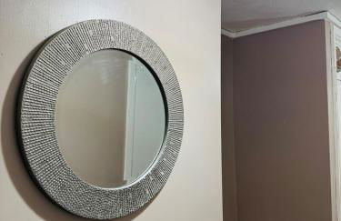 Luxury 2-Bed Apartment,Office with Built-In TV King Bed, Private Entrance and free Parking - Foto 46