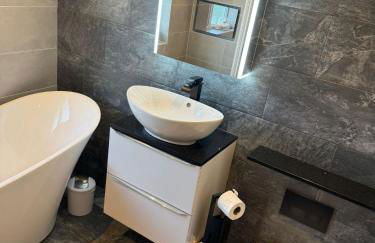 Rhuddlan 5-Bed House Sleeps 7 Pet-Friendly - Photo 15