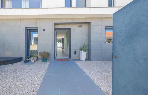 Black Pool House just 10 minutes away from the beach - Foto 41