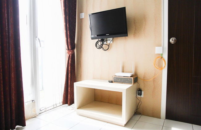 Pool View 2BR Mutiara Bekasi Apartment - Photo 25