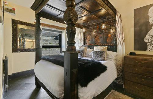 Romantic four poster Cottage private outdoor Hot Tub & Sauna at Harthill Hall plus private daily use of indoor pool and sauna 1 hour per day - Photo 9