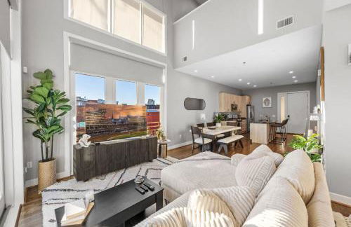 NEW Elegant Downtown Escape with Modern Comforts - Foto 7