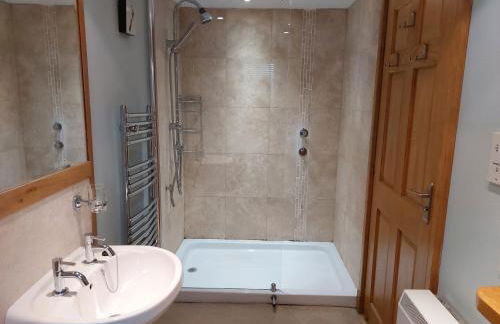 1 Bed Lodge - Sleeps 2 - Parking - Wifi - Photo 13