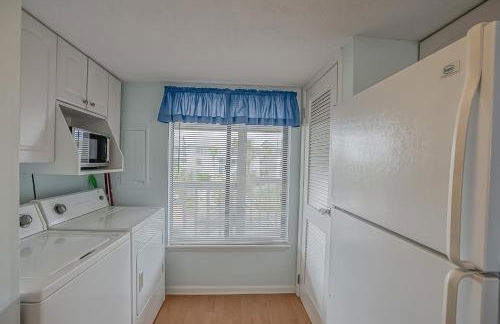 NEW LISTING! Two Bedrooms in A Building with Marsh and Ocean Views - Foto 15