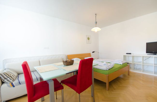 City centre studio with a balcony - Photo 1