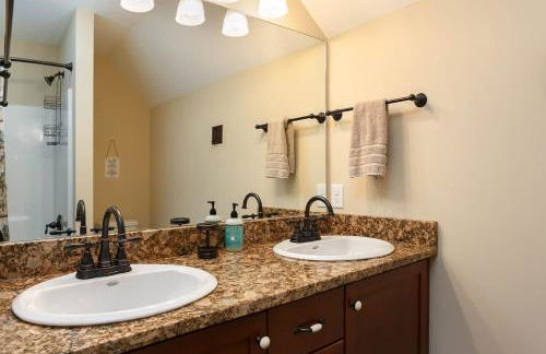 River Rock Cabin - Comfortable, Private Home with King Beds & Mountain Views - Foto 32