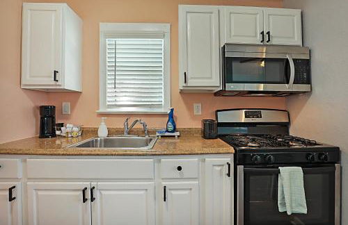 Steps to Beach & Downtown! Cozy Beach Bungalow #3 - Photo 9