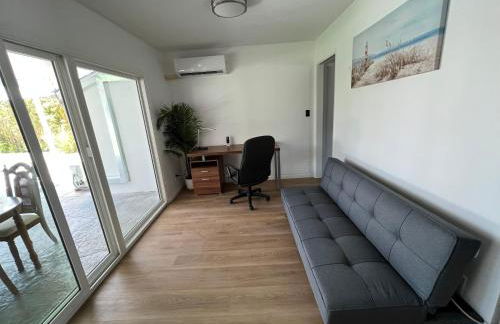 Modern 4 King Beds, Beautiful Large Backyard, Golf, WFH, Long Stays, WI-FI, FWY, 25 mins to Beach - Photo 18