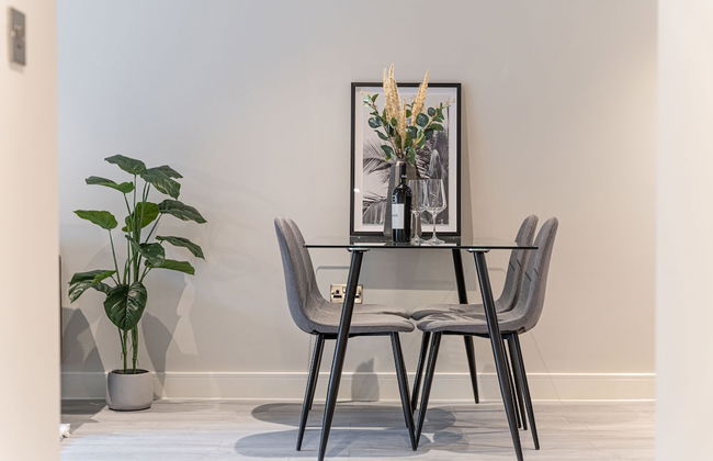 Stylish 2 Bed 2 Bath Apt in BMH City Centre - Photo 10