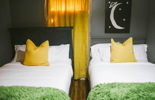 Vibrant Forest Retreat - Game Room, Spa, Fire Pit - Sleeps10 - Foto 26