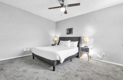 Modern 2BR Retreat with Pool Gym and WiFi - Foto 18