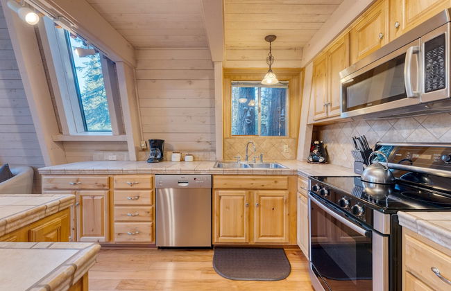 Lundy Bearden Serene Tahoe Retreat With Deck Fireplace and Forest Views - Foto 18