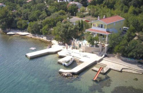 Beachfront Apartment Live - Photo 26