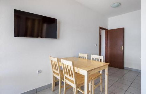 3 Bedroom Cozy Apartment In Prizna - Photo 21
