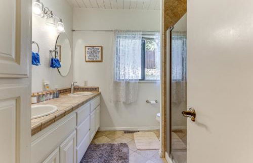 WFH-Friendly Retreat Less Than 1 Mi to Clear Lake! - Foto 13