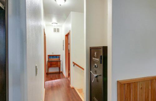 Forested Coffman Cove Cabin with Wood-Burning Stove! - Foto 11