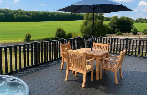 Hunters Cottage - Luxury, high end, hot hub, AC, slipper bath, couples retreat - Photo 59