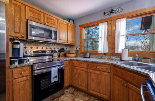 4 BR Mountain Cabin with Hot Tub & Fire Pit in GA - Foto 64