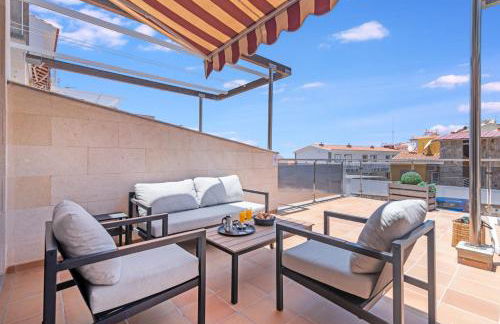 Cozy 2BR Retreat With Big Terrace, Peaceful Stay Minutes Away From the Beach - Foto 2