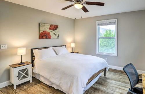 Modern Candler Home with Deck and Yard! - Foto 13