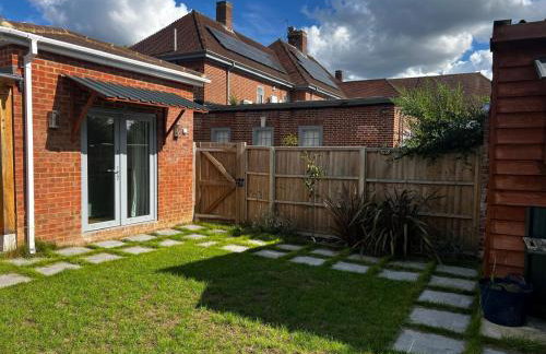 The Cherry Hill Studio - Kitchenette, bathroom, parking and lovely garden - Photo 1