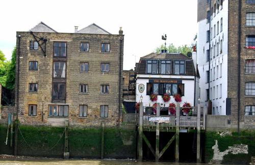 2 Bed with Garden & Free Parking near the Thames - Photo 14