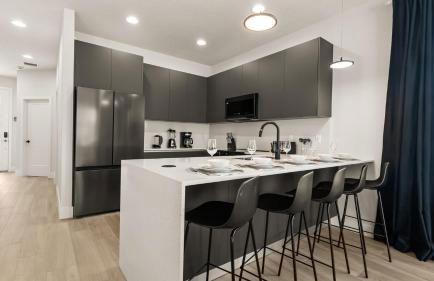 Contemporary 4BR Townhome with Pool & Themed Rooms - Foto 10