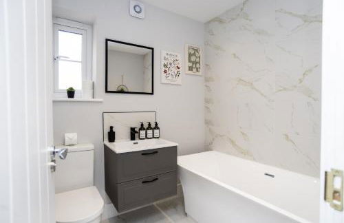 Central Telford Home - Sleeps 8 - Private Parking - Photo 21