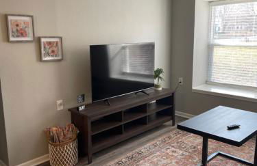 The Deannie Apt #6 - Simple and Homey 2bd w/ WiFi - Foto 8